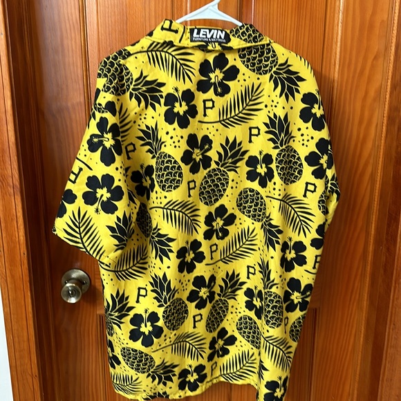 Pittsburgh Pirates Baseball  floral pineapple Hawaiian button up shirt. Men’s XL - Picture 3 of 3